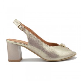 Sandał w odcieniu koloru złotego z ozdobą na obcasie słupkowym