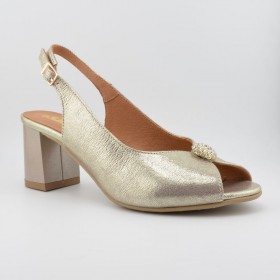 Sandał w odcieniu koloru złotego z ozdobą na obcasie słupkowym